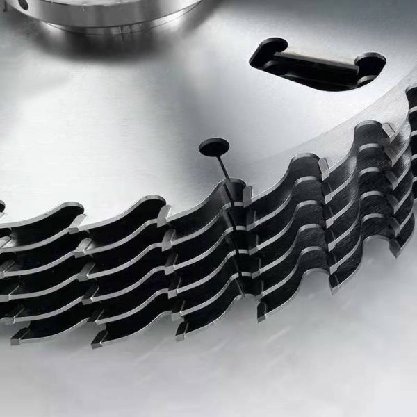 Special saw blade for aluminum extrusion